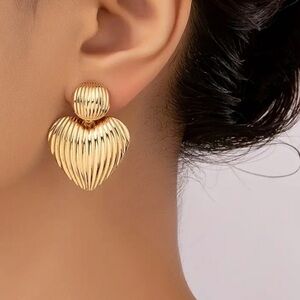 Textured dangle heart earrings 💕✨✨✨🎁